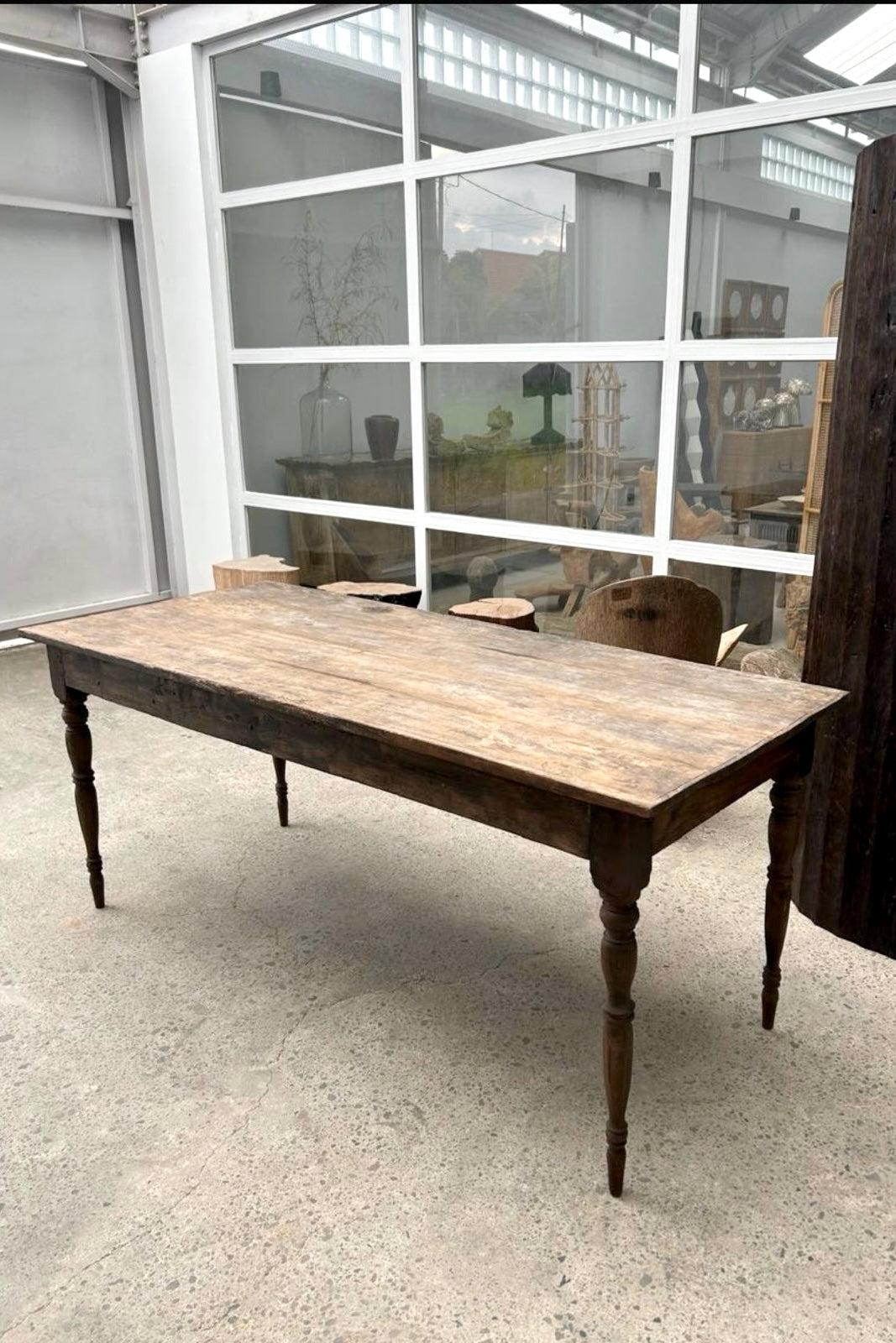 Anora Table