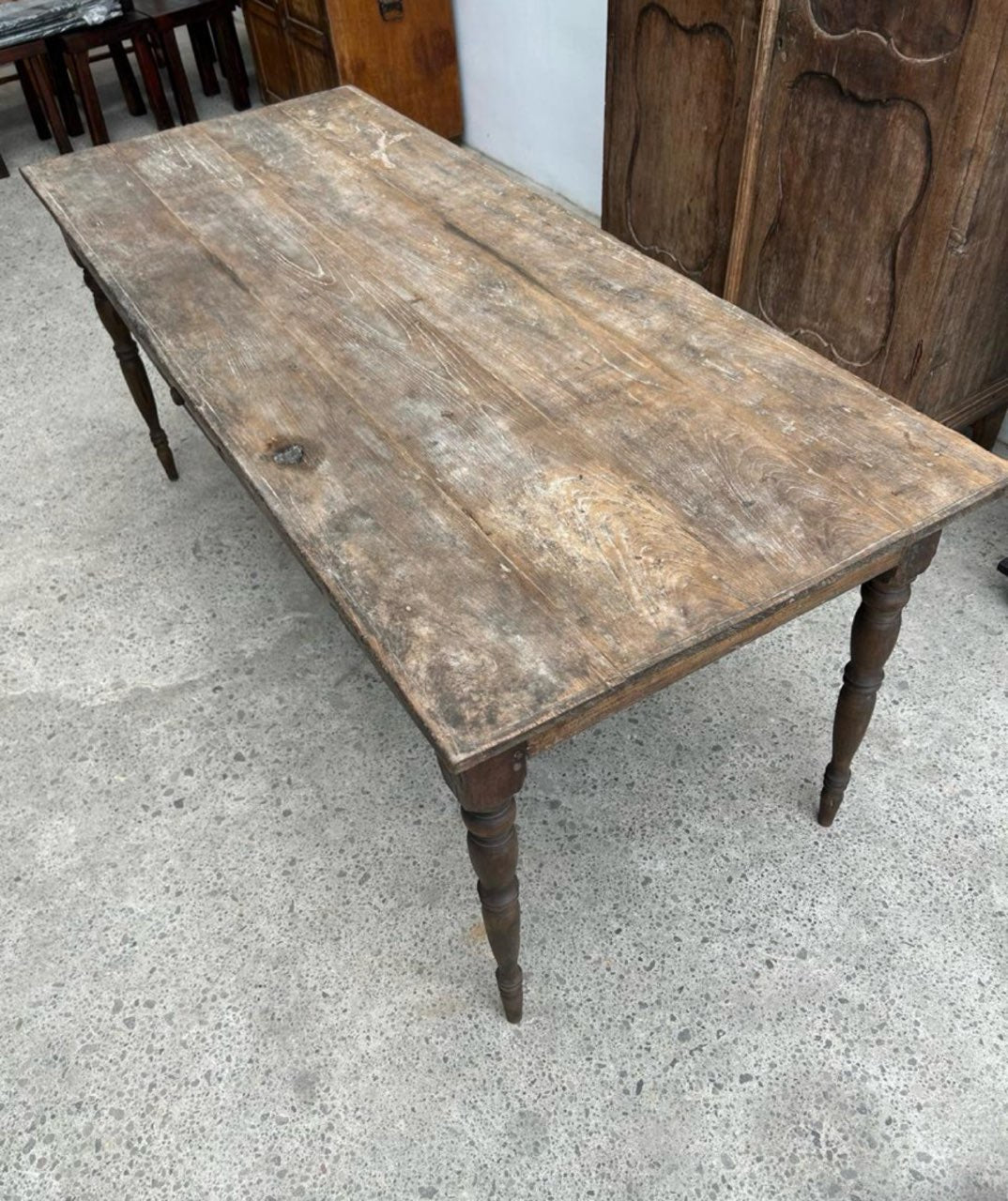 Anora Table