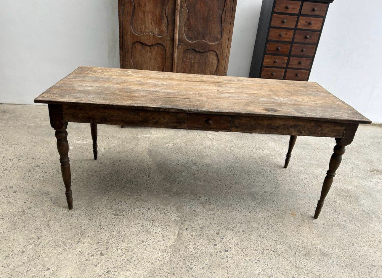 Anora Table