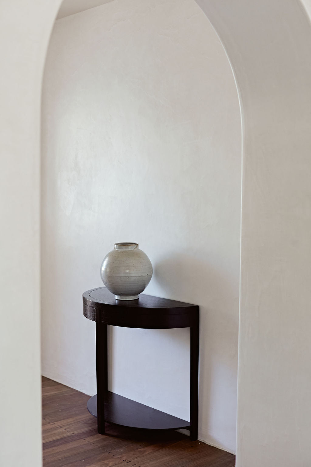 Atë Console in Black