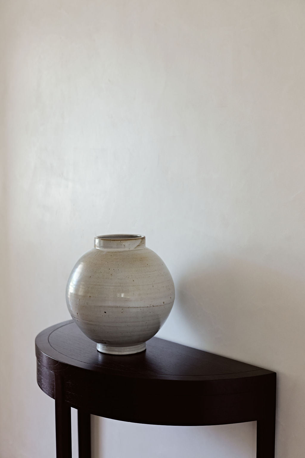 Atë Console in Black